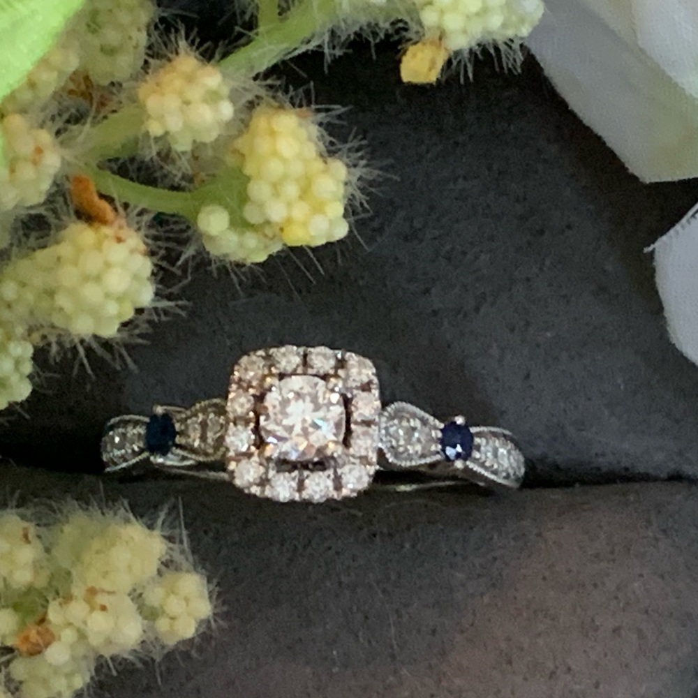 Vera Wang Love collection halo engagement ring - Picture 4 of 7